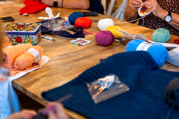 Un grupo de personas tejen diferentes cosas en un clugo de crochet.